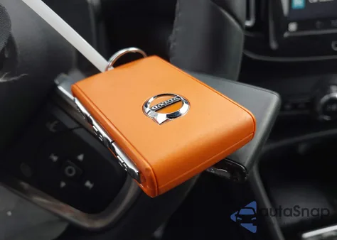 2023 Volvo Xc40 B5 Plus Dark Theme z USA, uszkodzony, nr VIN YV4L12UW1P2112497